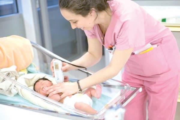 د. عبلة الألفى: نسعى للوصول إلى 9000 قابلة للعمل فى المنشآت الصحية