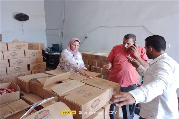 العبوات المضبوطة من مشروب سكري للأطفال مجهول المصدر بالقليوبية 