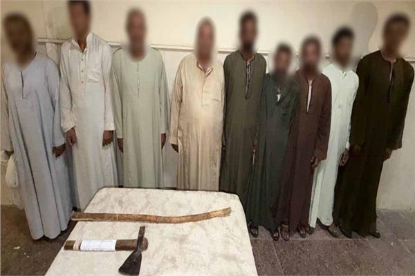 المتهمون  المقبوض عليهم في مشاجرة بسبب الخلاف على دفن متوفي 