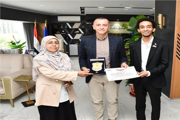 محافظ أسوان يكرّم الفائز بجائزة الدولة للمُبدع الصغير 