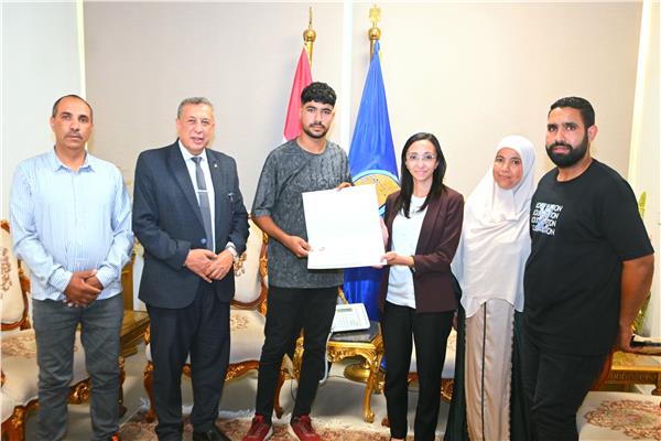 محافظ البحيرة تكرم الأولى على مستوى الجمهورية