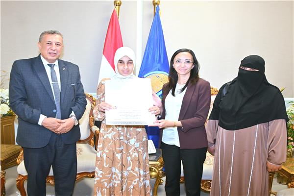محافظ البحيرة تكرّم أوائل الشهادة الإعدادية