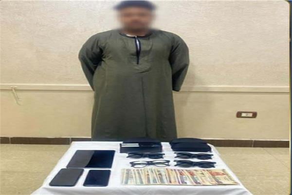 حبس طالب بكلية الطب لإدارة صفحة للترويج لبيع نظارات وسماعات غش بقنا