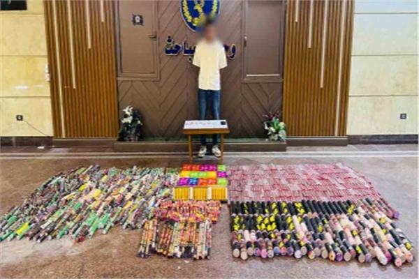 المتهم وامامه المضبوطات