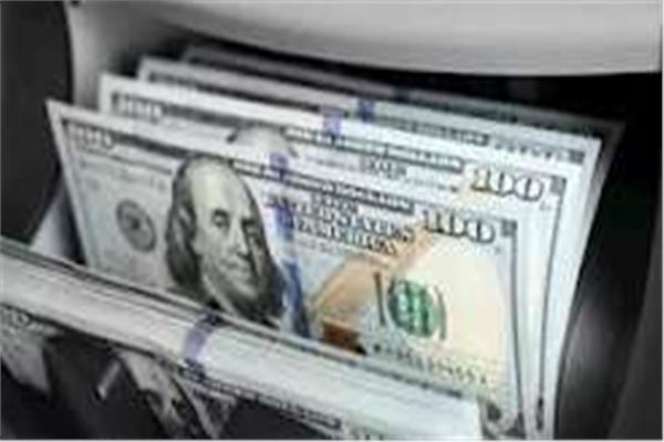 عاجل.. خبير اقتصادي يحذر من خطورة تخطي الدولار للحواجز السعرية الحالية 