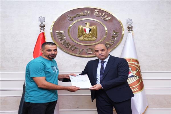 وزير العمل يُسلِّم عقود جديدة للشباب