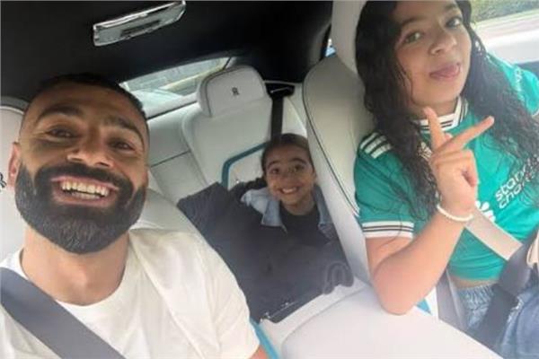 محمد صلاح مع ابنتيه في الساحل الشمالي