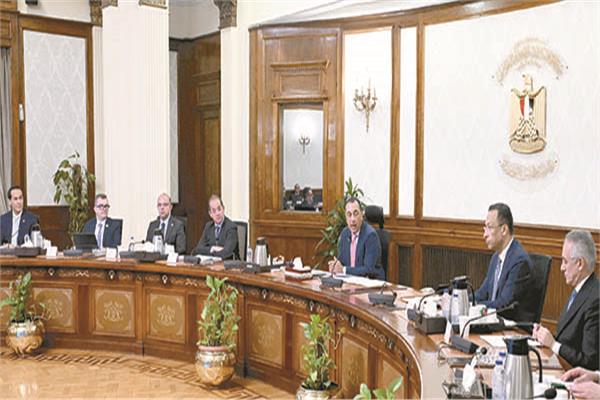 د. مدبولى خلال متابعته تنفيذ تكليفات الرئيس مع عدد من الوزراء