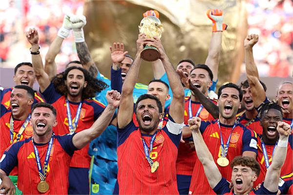 لاعبو إسبانيا يتسلمون كأس العالم والميداليات الذهبية