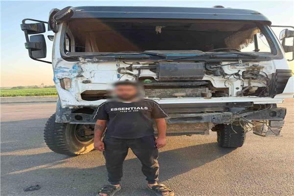 ضبط سائق نقل تسبب في انقلاب ميكروباص والفرار من موقع الحادث