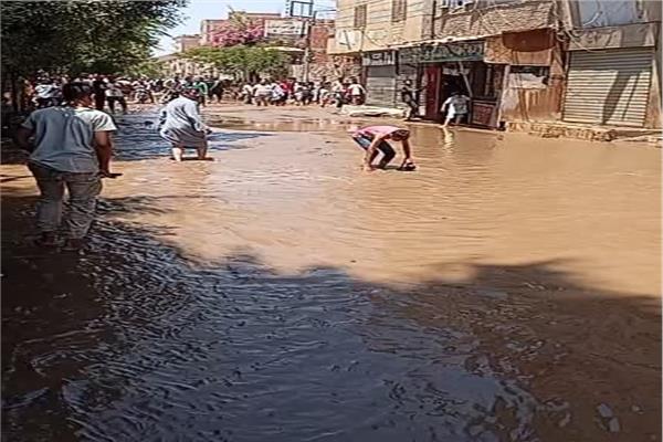 القرية تحولت لحمام سباحة