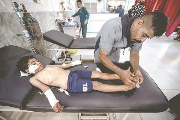 طفل فلسطينى مصاب جراء غارة للاحتلال على مخيم النصيرات فى قطاع غزة ( أ ف ب)