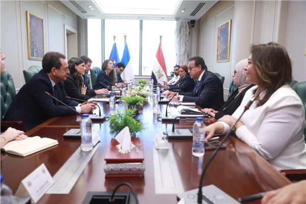 وزير الصحة يستقبل الوزيرة الفرنسية