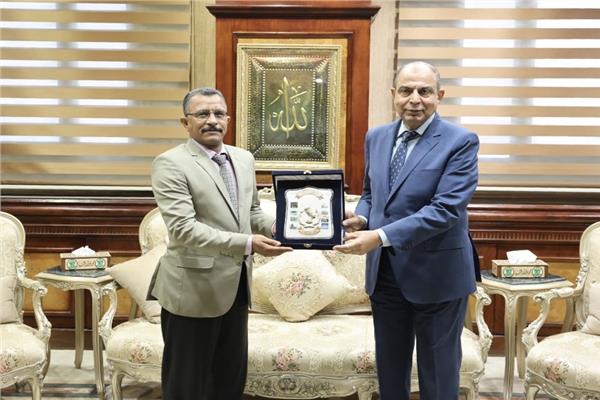 محافظ المنيا يكرم وكيل وزارة التموين 
