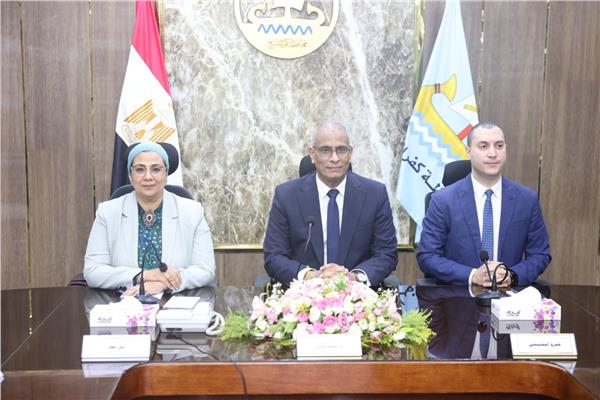 المستشارة أمل عمار والمهندس إبراهيم مكي يلتقون السيدات العاملات بقطاع الصيد بكفر الشيخ