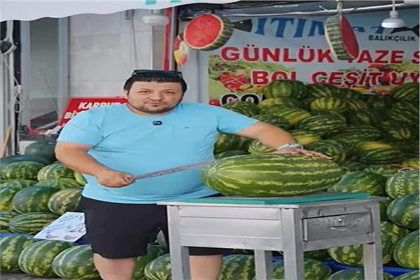 بائع بطيخ يشعل مواقع التواصل.. وعد بتوزيع 500 كيلو مجانا 