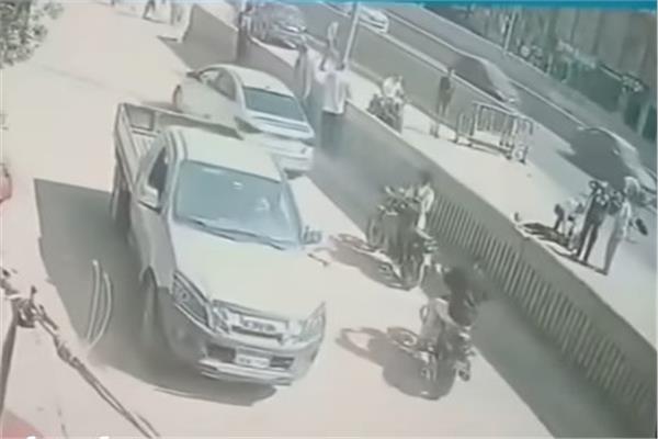 سيارة ملاكي بالاتجاه المعاكس تصطدم بدراجة نارية 