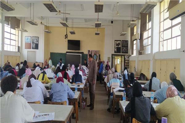 رئيس جامعة العاصمة يتفقد اختبارات القدرات بكليات الفنون والتربية 