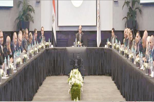 وزير الاستثمار خلال اجتماعه مع وفد مجموعة موانئ دبى العالمية