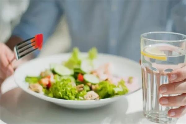  شرب الماء أثناء الطعام يزيد الشهية