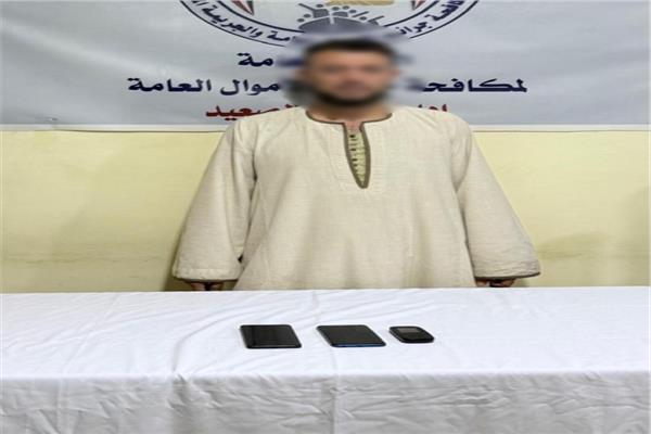 المتهم امامه المضبوطات