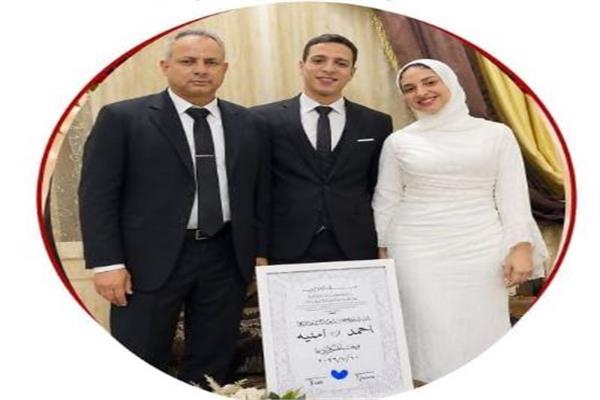 الدكتورة "أمنية سالم" والنقيب "أحمد فؤاد" بجوار الأستاذ محمد سالم والد العروس