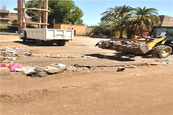  رفع 70 طن مخلفات صلبة لتعزيز المظهر الحضاري في قنا 