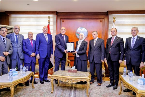 رئيسة هيئة النيابة الإدارية خلال استقبالها رئيس هيئة قضايا الدولة