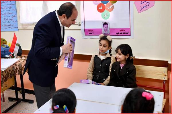 الرئيس السيسي في حديث أبوي مع التلميذات - أرشيفية