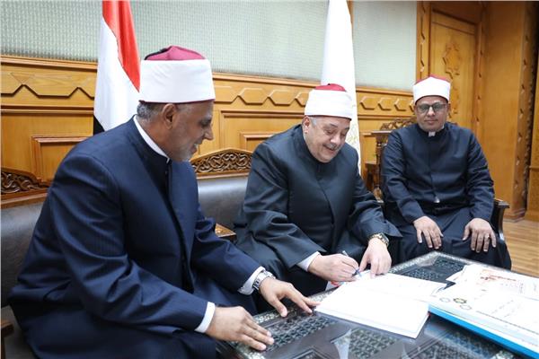 الشيخ أيمن عبدالغني يعتمد نتيجة امتحانات شهادات البعوث الإسلامية