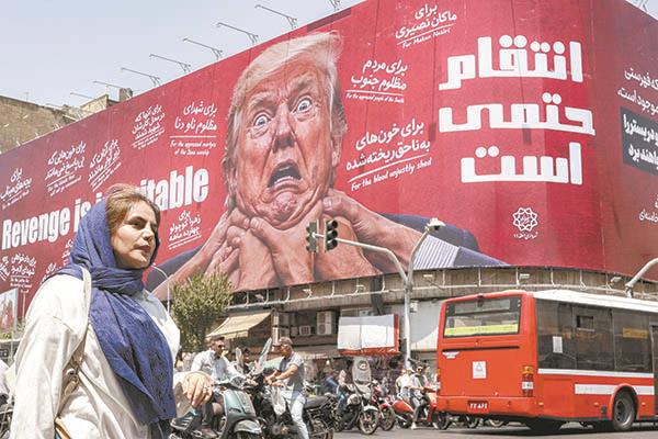 لوحة إعلانية فى طهران تتوعد بالانتقام من ترامب   