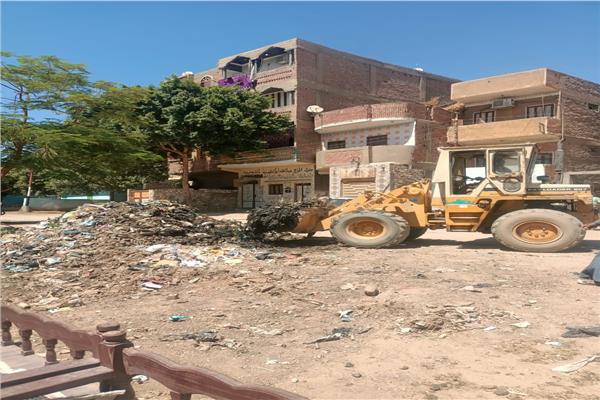  رفع 39 طنًا من نواتج تطهير ترعة القصر بنجع حمادي