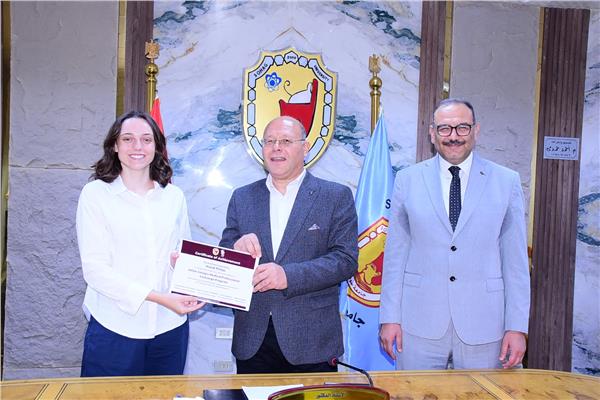 جامعة سوهاج تجمع 10 دول عربية وأجنبية