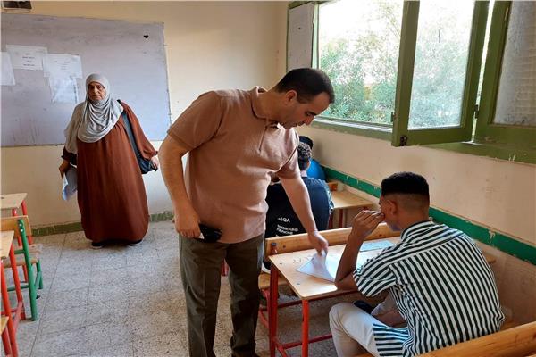 وكيل تعليم أسوان يتفقد امتحانات "الدور الثاني" 