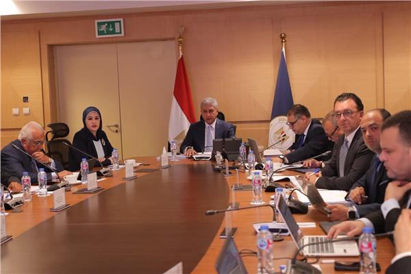 وزير السياحة والآثار خلال الاجتماع
