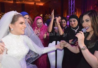 بوسي خلال تواجدها بحفل الزفاف