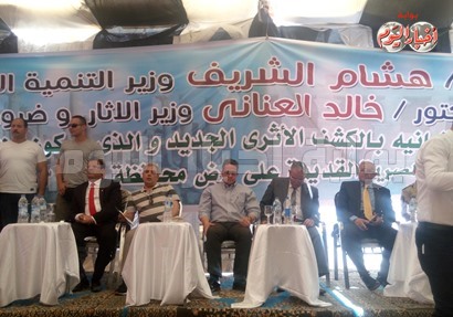 عناني ومحافظ المنيا بدء يعلنان عن تفاصيل الكشف الاثري بالمنيا
