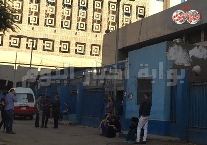 انتظار  العشرات من عائلة وأصدقاء الطفل يوسف