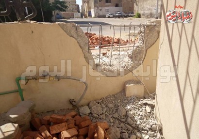 جزء من أعمال الإزالة التي قامت بها محافظة الإسماعيلية لسور جمعية الكشافة