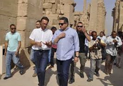  وزير الآثار خالد العناني ومحافظ الأقصر د.محمد بدر