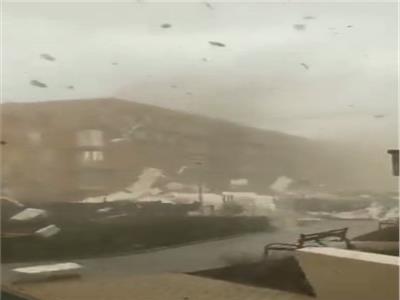 واقعة مؤلمة.. سقوط رافعة بناء على عمال في بولندا بسبب العاصفة «يونيس» 
