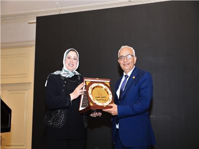 التعليم تكرم الطلاب الفائزين في بطولة كأس العالم لكرة اليد بصربيا 2021  