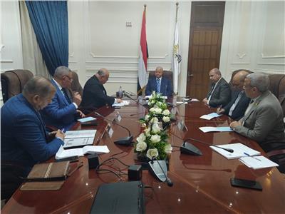 محافظ القاهرة يناقش ميكنة مكاتب التسكين وربط المرافق بالمراكز التكنولوجية للأحياء
