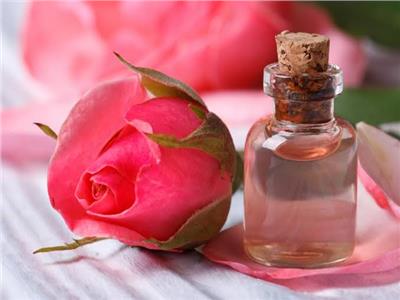 فوائد وضع زيت الورد على الوجه قبل النوم