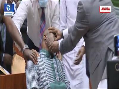 مسؤول نيجيري يتهرب من التحقيق معه بحيلة سحرية | فيديو
