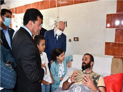 وزير الرياضة ووفد شبابي فى زيارة لمصابي حريق كنيسة الشهيد أبو سيفين