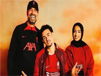 يمنية تلفت الأنظار.. أول فتاة محجبة تظهر في إعلانات ليفربول