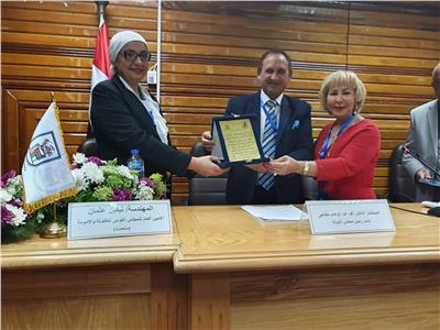 المؤتمر العلمى الدولى للطفل يكرم المستشار الدكتور محمد خفاجى