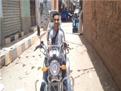 «محدش عايز يشغلني» .. حكاية طيار دليفري مصاب بشلل نصفي في أسوان | صور وفيديو