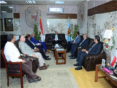 لإنهاء قوائم الانتظار.. رئيس جامعة سوهاج يبحث آليات التعاون مع الصحة 